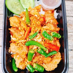 ข้าวไก่ทอดกรอบกระเทียมพริกสด