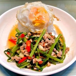 หมูสับผัดผักบุ้งไฟแดง+ไข่ดาว ราดข้าว