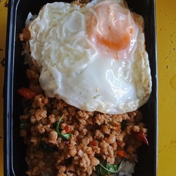 กระเพราหมูสับไข่ดาว