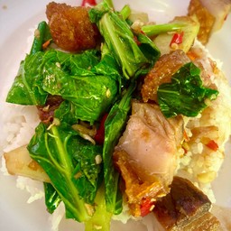 คะน้าหมูกรอบ ราดข้าว