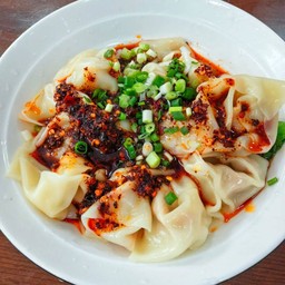 [อร่อยซ่ากับโค้ก] 005 เกี๊ยวแห้งหม่าล่าชิ้นเล็กซิกเนเจอร์ 麻辣小馄饨 +  โค้ก ออริจินัล (กระป๋อง) 