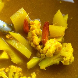 ข้าวราดแกงส้มกุ้งผักรวม (ดอกกะหล่ำ+มะละกอ)