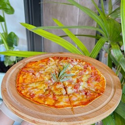 ตอติญาพิซซ่าแฮมไส้กรอกชีส