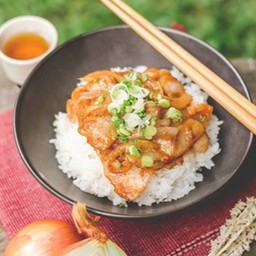 ข้าวหน้าหมูสไปซี่มิโซะ