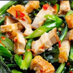 คะน้าหมูกรอบ ( หมูกรอบ 80 g.)