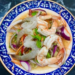 ยำทูโทน มีทั้งกุ้งสดและกุ้งสุก