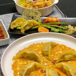 021 เกี๊ยวซ่าไส้หมูทอดซิกเนเจอร์ 6 ชิ้น 招牌猪肉煎饺 6 个