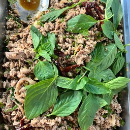 ลาบหมู (กับข้าว)