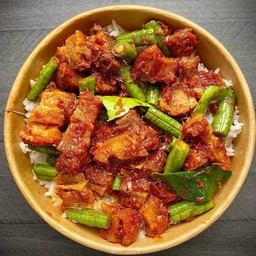 พริกแกงหมูกรอบ