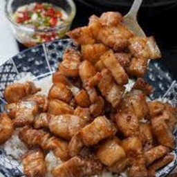 ข้าวหมูกรอบผัดน้ำมันหอย