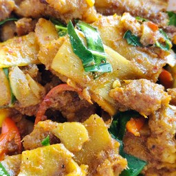 ข้าวพริกแกงหมูสามชั้นทอดหน่อไม้ดอง