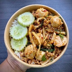 กะเพราหน่อไม้ดอง ลูกชิ้น