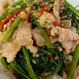 ข้าวราดผัดผักบุ้ง