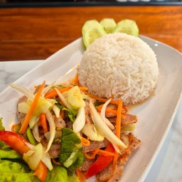 ข้าวยำหมูย่าง