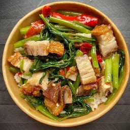 ผัดผักบุ้ง หมูกรอบ