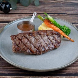 สเต๊กเนื้อสันนอก เสิร์ฟพร้อมซอสเกรวี่และมันบด