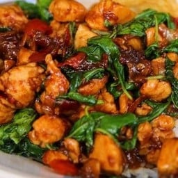 ผัดกะเพราไก่ ราดข้าว หอมมะลิ ปลอดสาร 100%