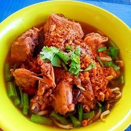 น้องนาเนียรก๋วยเตี๋ยวโครงไก่เปื่อย