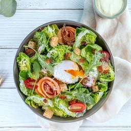 ซีซาร์สลัดปลาแซลมอนรมควัน