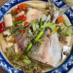 ต้มยำปลาทูสดใบมะขามอ่อน