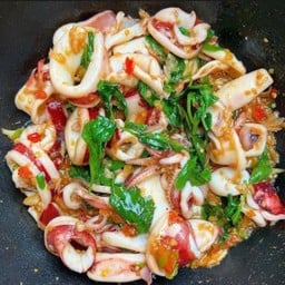 ผัดกระเพราปลาหมึก@เป็นกับ