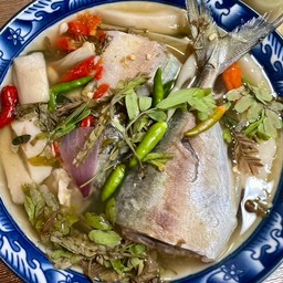 ต้มยำปลาทูสดใบมะขามอ่อน + ข้าวสวย