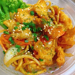 เส้นยากิผัดซอส Jai ไก่ทอด
