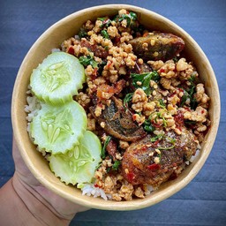 กะเพราหมูสับ ไข่เยี่ยวม้า