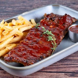 ซี่โครงหมูคุโรบุตะซอสน้ำผึ้งบาร์บีคิว Half Rack