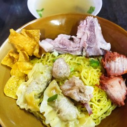 บะหมี่เกี้ยว+หมูแดง นำใส