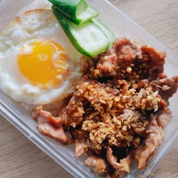 ข้าวเนื้อโคขุนแท้ทอดกระเทียมพริกไทยดำ( ไม่มีไข่ดาว)