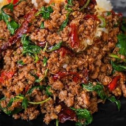 ผัดกะเพราเนื้อ ราดข้าว หอมมะลิ ปลอดสาร 100%