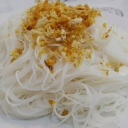 เส้นหมี่ลวกคลุกกระเทียม