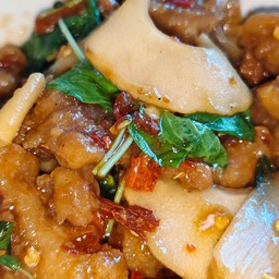 ข้าวกะเพราหมูทอดหน่อไม้ดอง