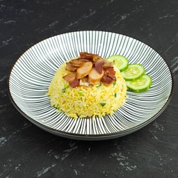 ข้าวผัดเบคอนไส้กรอก