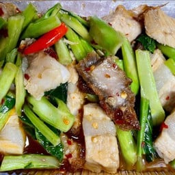 ผัดคะน้าหมูกรอบ@เป็นกับ