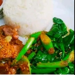 ข้าวทอดกระเทียว+ผัดคะน้า