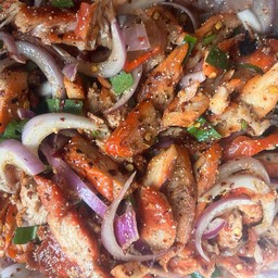 ยำไก่แซ่บ