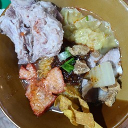 บะหมี่เกี้ยว+หมูแดงต้มยำ