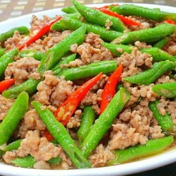 ผัดถั่วฝักยาวหมูสับราดข้าว