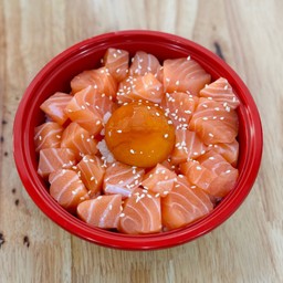 ข้าวหน้าแซลมอนสดเต๋าไข่แดงดอง