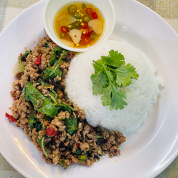 กระเพราหมูสับราดข้าว