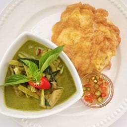 ข้าวแกงเขียวหวานไก่ ไข่เจียว