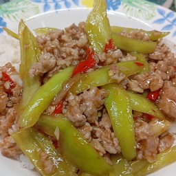 ผัดพริกหยวกหมูสับ แถมฟรีไข่ดาว