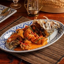 ฉู่ฉี่ปลากะพง Deep Fries Sea Bass topped w Red Curry Sauce