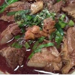 ก๋วยเตี๋ยวน้ำตกหมูตุ๋น