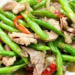 ข้าวหน้าหมูชิ้นผัดกะปิใส่ถั่วฝักยาว