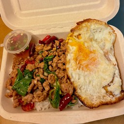 ข้าวกระเพราหมูสับ + ไข่ดาว