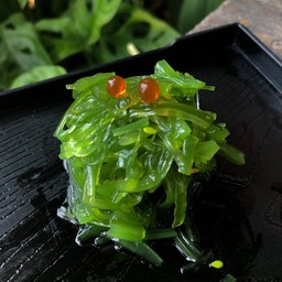 ซูชิหน้าตะใคร้น้ำ(ยำสาหร่าย)