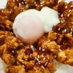 [อร่อยซ่ากับโค้ก] ข้าวไก่กรอบซอสเกาหลี+ไข่ออนเซ็น +  โค้ก ออริจินัล (ขวด)